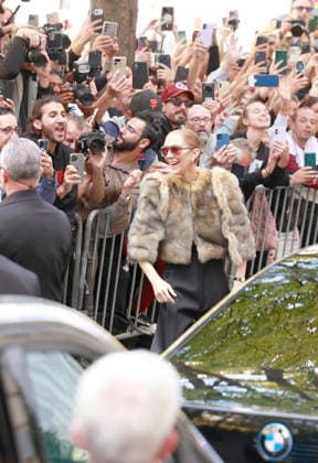 Céline Dion was cheered by her fans as she left the Royal Monceau Hotel in Paris, before heading to the Plenitude Arena in Paris La Défense for her third concert, September 16, 2026 Christophe Aubert Bestimage Céline Dion is acclaimed by fans as she leaves the Royal Monceau Hotel in Paris, before heading to the Plenitude Arena at Paris La Défense for her third concert date on September 18, 2026, Paris, France  Copyright: xChristophexAubertx xBestimagexChristophexAubertx xBestimagex