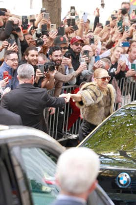 Céline Dion was cheered by her fans as she left the Royal Monceau Hotel in Paris, before heading to the Plenitude Arena in Paris La Défense for her third concert, September 16, 2026 Christophe Aubert Bestimage Céline Dion is acclaimed by fans as she leaves the Royal Monceau Hotel in Paris, before heading to the Plenitude Arena at Paris La Défense for her third concert date on September 18, 2026, Paris, France  Copyright: xChristophexAubertx xBestimagexChristophexAubertx xBestimagex