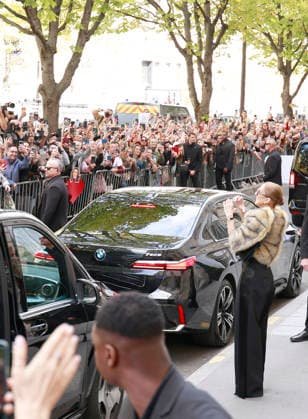 Céline Dion was cheered by her fans as she left the Royal Monceau Hotel in Paris, before heading to the Plenitude Arena in Paris La Défense for her third concert, September 16, 2026 Christophe Aubert Bestimage Céline Dion is acclaimed by fans as she leaves the Royal Monceau Hotel in Paris, before heading to the Plenitude Arena at Paris La Défense for her third concert date on September 18, 2026, Paris, France  Copyright: xChristophexAubertx xBestimagexChristophexAubertx xBestimagex