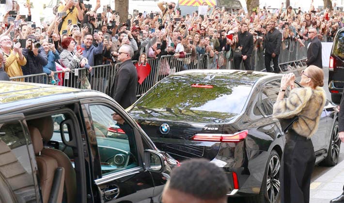 Céline Dion was cheered by her fans as she left the Royal Monceau Hotel in Paris, before heading to the Plenitude Arena in Paris La Défense for her third concert, September 16, 2026 Christophe Aubert Bestimage Céline Dion is acclaimed by fans as she leaves the Royal Monceau Hotel in Paris, before heading to the Plenitude Arena at Paris La Défense for her third concert date on September 18, 2026, Paris, France  Copyright: xChristophexAubertx xBestimagexChristophexAubertx xBestimagex