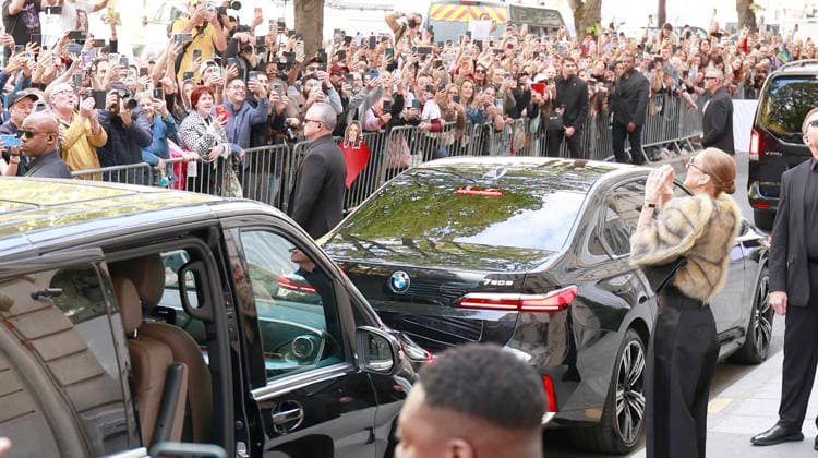 Céline Dion was cheered by her fans as she left the Royal Monceau Hotel in Paris, before heading to the Plenitude Arena in Paris La Défense for her third concert, September 16, 2026 Christophe Aubert Bestimage Céline Dion is acclaimed by fans as she leaves the Royal Monceau Hotel in Paris, before heading to the Plenitude Arena at Paris La Défense for her third concert date on September 18, 2026, Paris, France  Copyright: xChristophexAubertx xBestimagexChristophexAubertx xBestimagex