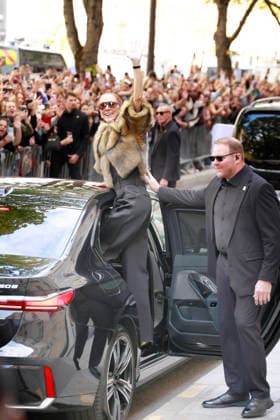 Céline Dion was cheered by her fans as she left the Royal Monceau Hotel in Paris, before heading to the Plenitude Arena in Paris La Défense for her third concert, September 16, 2026 Christophe Aubert Bestimage Céline Dion is acclaimed by fans as she leaves the Royal Monceau Hotel in Paris, before heading to the Plenitude Arena at Paris La Défense for her third concert date on September 18, 2026, Paris, France  Copyright: xChristophexAubertx xBestimagexChristophexAubertx xBestimagex