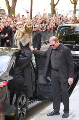 Céline Dion was cheered by her fans as she left the Royal Monceau Hotel in Paris, before heading to the Plenitude Arena in Paris La Défense for her third concert, September 16, 2026 Christophe Aubert Bestimage Céline Dion is acclaimed by fans as she leaves the Royal Monceau Hotel in Paris, before heading to the Plenitude Arena at Paris La Défense for her third concert date on September 18, 2026, Paris, France  Copyright: xChristophexAubertx xBestimagexChristophexAubertx xBestimagex