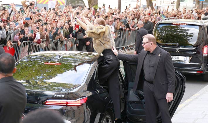 Céline Dion was cheered by her fans as she left the Royal Monceau Hotel in Paris, before heading to the Plenitude Arena in Paris La Défense for her third concert, September 16, 2026 Christophe Aubert Bestimage Céline Dion is acclaimed by fans as she leaves the Royal Monceau Hotel in Paris, before heading to the Plenitude Arena at Paris La Défense for her third concert date on September 18, 2026, Paris, France  Copyright: xChristophexAubertx xBestimagexChristophexAubertx xBestimagex