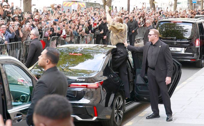 Céline Dion was cheered by her fans as she left the Royal Monceau Hotel in Paris, before heading to the Plenitude Arena in Paris La Défense for her third concert, September 16, 2026 Christophe Aubert Bestimage Céline Dion is acclaimed by fans as she leaves the Royal Monceau Hotel in Paris, before heading to the Plenitude Arena at Paris La Défense for her third concert date on September 18, 2026, Paris, France  Copyright: xChristophexAubertx xBestimagexChristophexAubertx xBestimagex