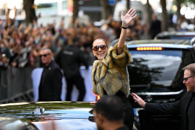 Céline Dion was cheered by her fans as she left the Royal Monceau Hotel in Paris, before heading to the Plenitude Arena at Paris La Défense for her third concert, September 16, 2026 Lionel Urman Bestimage Céline Dion is cheered by fans as she leaves the Royal Monceau Hotel in Paris, before heading to the Plenitude Arena at Paris La Défense for her third concert date on September 18, 2026, Paris, France  Copyright: xLIONELxURMANxx xBESTIMAGExLIONELxURMANxx xBESTIMAGEx