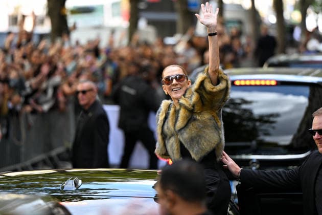 Céline Dion was cheered by her fans as she left the Royal Monceau Hotel in Paris, before heading to the Plenitude Arena at Paris La Défense for her third concert, September 16, 2026 Lionel Urman Bestimage Céline Dion is cheered by fans as she leaves the Royal Monceau Hotel in Paris, before heading to the Plenitude Arena at Paris La Défense for her third concert date on September 18, 2026, Paris, France  Copyright: xLIONELxURMANxx xBESTIMAGExLIONELxURMANxx xBESTIMAGEx