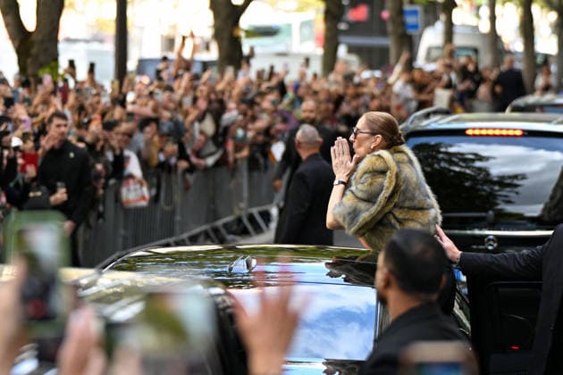 Céline Dion was cheered by her fans as she left the Royal Monceau Hotel in Paris, before heading to the Plenitude Arena at Paris La Défense for her third concert, September 16, 2026 Lionel Urman Bestimage Céline Dion is cheered by fans as she leaves the Royal Monceau Hotel in Paris, before heading to the Plenitude Arena at Paris La Défense for her third concert date on September 18, 2026, Paris, France  Copyright: xLIONELxURMANxx xBESTIMAGExLIONELxURMANxx xBESTIMAGEx