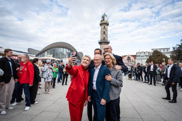 Aktuelle SPD-Ministerpräsidenten Olaf Lies, Anke, Rehlinger, Manuela Schwesig, Dietmar Woidke und Hamnburgs Erster Bürgermeister Peter Tschentscher gemeinsam in Warnemünde;Abschlusskundgebung der SPD am Leuchtturm von Warnemünde zur Landtagswahl in Mecklenburg-Vorpommern, Rostock-Warnemünde Mecklenburg-Vorpommern Deutschland Leuchtturm