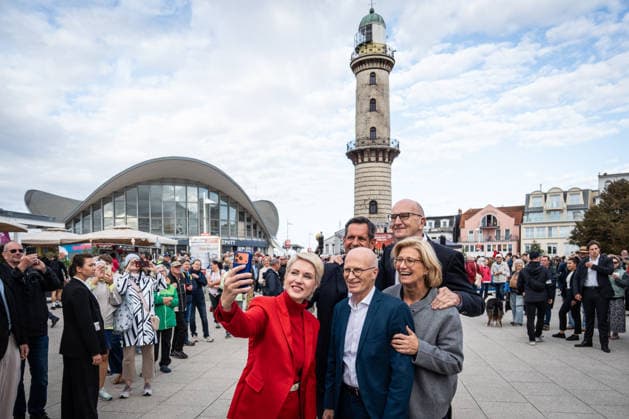 Aktuelle SPD-Ministerpräsidenten Olaf Lies, Anke, Rehlinger, Manuela Schwesig, Dietmar Woidke und Hamnburgs Erster Bürgermeister Peter Tschentscher gemeinsam in Warnemünde;Abschlusskundgebung der SPD am Leuchtturm von Warnemünde zur Landtagswahl in Mecklenburg-Vorpommern, Rostock-Warnemünde Mecklenburg-Vorpommern Deutschland Leuchtturm