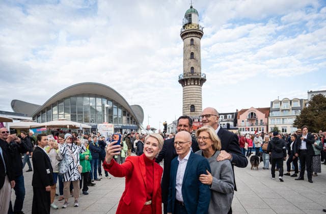 Aktuelle SPD-Ministerpräsidenten Olaf Lies, Anke, Rehlinger, Manuela Schwesig, Dietmar Woidke und Hamnburgs Erster Bürgermeister Peter Tschentscher gemeinsam in Warnemünde;Abschlusskundgebung der SPD am Leuchtturm von Warnemünde zur Landtagswahl in Mecklenburg-Vorpommern, Rostock-Warnemünde Mecklenburg-Vorpommern Deutschland Leuchtturm