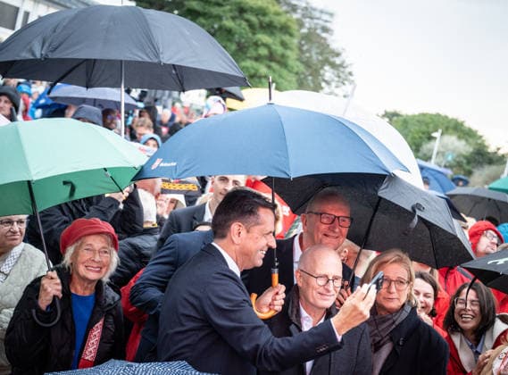 SPD-Ministerpräsidenten Olaf Lies, Anke, Rehlinger, Dietmar Woidke und Hamburgs Erster Bürgermeister Peter Tschentscher machen mit Regenschirmen ein Selfie;Abschlusskundgebung der SPD am Leuchtturm von Warnemünde zur Landtagswahl in Mecklenburg-Vorpommern, Rostock-Warnemünde Mecklenburg-Vorpommern Deutschland Leuchtturm