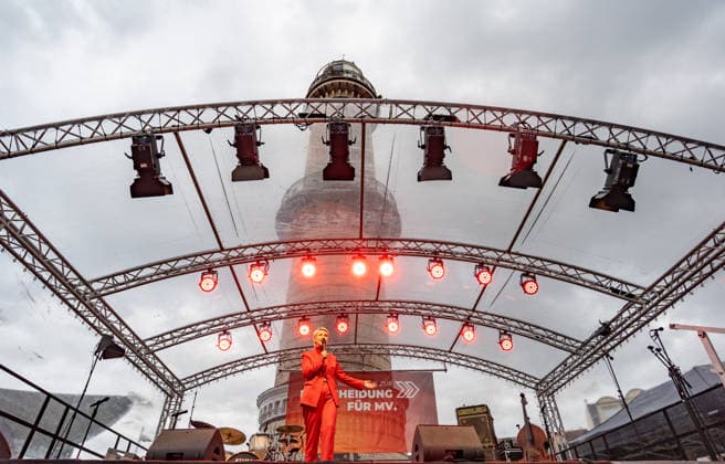 Ministerpräsidentin und SPD-Spitzenkandidatin Manuela Schwesig auf der Wahlkampfveranstaltung in Rostock-Warnemünde;Abschlusskundgebung der SPD am Leuchtturm von Warnemünde zur Landtagswahl in Mecklenburg-Vorpommern, Rostock-Warnemünde Mecklenburg-Vorpommern Deutschland Leuchtturm