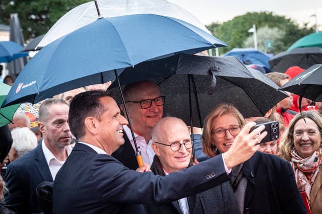 SPD-Ministerpräsidenten Olaf Lies, Anke, Rehlinger, Dietmar Woidke und Hamburgs Erster Bürgermeister Peter Tschentscher machen mit Regenschirmen ein Selfie;Abschlusskundgebung der SPD am Leuchtturm von Warnemünde zur Landtagswahl in Mecklenburg-Vorpommern, Rostock-Warnemünde Mecklenburg-Vorpommern Deutschland Leuchtturm