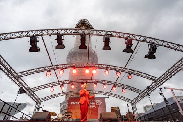Ministerpräsidentin und SPD-Spitzenkandidatin Manuela Schwesig auf der Wahlkampfveranstaltung in Rostock-Warnemünde;Abschlusskundgebung der SPD am Leuchtturm von Warnemünde zur Landtagswahl in Mecklenburg-Vorpommern, Rostock-Warnemünde Mecklenburg-Vorpommern Deutschland Leuchtturm