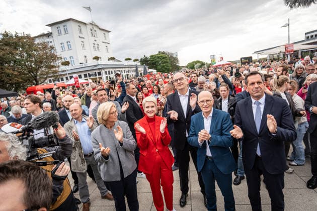 Aktuelle SPD-Ministerpräsidenten Olaf Lies, Anke, Rehlinger, Manuela Schwesig, Dietmar Woidke und Hamnburgs Erster Bürgermeister Peter Tschentscher gemeinsam in Warnemünde;Abschlusskundgebung der SPD am Leuchtturm von Warnemünde zur Landtagswahl in Mecklenburg-Vorpommern, Rostock-Warnemünde Mecklenburg-Vorpommern Deutschland Leuchtturm