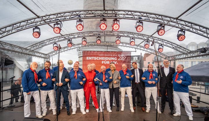 Aktuelle SPD-Ministerpräsidenten Olaf Lies, Anke, Rehlinger, Manuela Schwesig, Dietmar Woidke und Hamnburgs Erster Bürgermeister Peter Tschentscher gemeinsam in Warnemünde;Abschlusskundgebung der SPD am Leuchtturm von Warnemünde zur Landtagswahl in Mecklenburg-Vorpommern, Rostock-Warnemünde Mecklenburg-Vorpommern Deutschland Leuchtturm