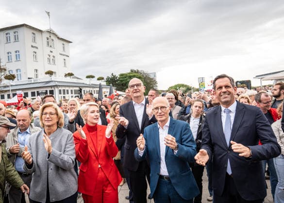 Aktuelle SPD-Ministerpräsidenten Olaf Lies, Anke, Rehlinger, Manuela Schwesig, Dietmar Woidke und Hamnburgs Erster Bürgermeister Peter Tschentscher gemeinsam in Warnemünde;Abschlusskundgebung der SPD am Leuchtturm von Warnemünde zur Landtagswahl in Mecklenburg-Vorpommern, Rostock-Warnemünde Mecklenburg-Vorpommern Deutschland Leuchtturm