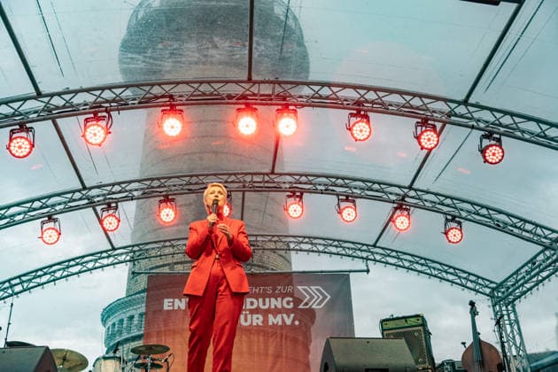 Ministerpräsidentin und SPD-Spitzenkandidatin Manuela Schwesig auf der Wahlkampfveranstaltung in Rostock-Warnemünde;Abschlusskundgebung der SPD am Leuchtturm von Warnemünde zur Landtagswahl in Mecklenburg-Vorpommern, Rostock-Warnemünde Mecklenburg-Vorpommern Deutschland Leuchtturm