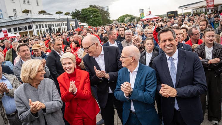 Aktuelle SPD-Ministerpräsidenten Olaf Lies, Anke, Rehlinger, Manuela Schwesig, Dietmar Woidke und Hamnburgs Erster Bürgermeister Peter Tschentscher gemeinsam in Warnemünde;Abschlusskundgebung der SPD am Leuchtturm von Warnemünde zur Landtagswahl in Mecklenburg-Vorpommern, Rostock-Warnemünde Mecklenburg-Vorpommern Deutschland Leuchtturm