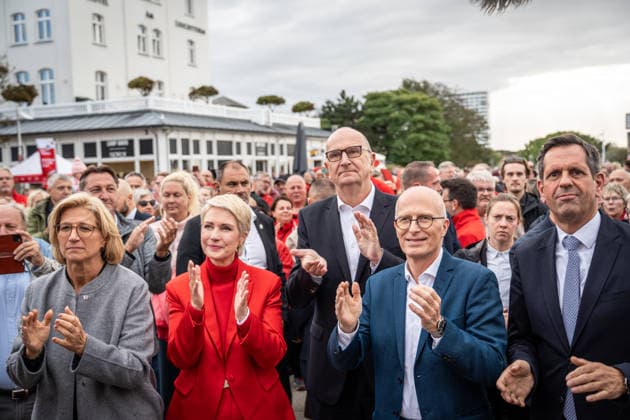 Aktuelle SPD-Ministerpräsidenten Olaf Lies, Anke, Rehlinger, Manuela Schwesig, Dietmar Woidke und Hamnburgs Erster Bürgermeister Peter Tschentscher gemeinsam in Warnemünde;Abschlusskundgebung der SPD am Leuchtturm von Warnemünde zur Landtagswahl in Mecklenburg-Vorpommern, Rostock-Warnemünde Mecklenburg-Vorpommern Deutschland Leuchtturm