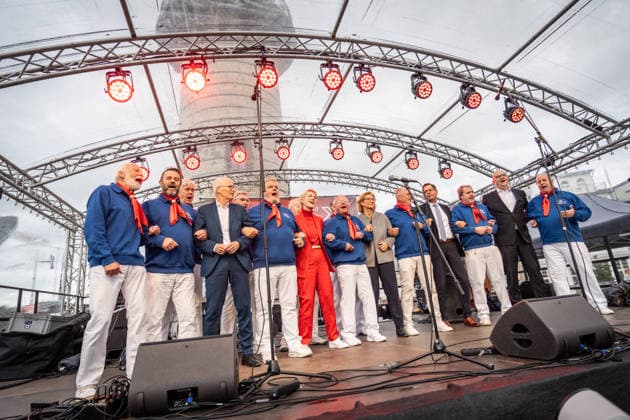 Aktuelle SPD-Ministerpräsidenten Olaf Lies, Anke, Rehlinger, Manuela Schwesig, Dietmar Woidke und Hamnburgs Erster Bürgermeister Peter Tschentscher gemeinsam in Warnemünde;Abschlusskundgebung der SPD am Leuchtturm von Warnemünde zur Landtagswahl in Mecklenburg-Vorpommern, Rostock-Warnemünde Mecklenburg-Vorpommern Deutschland Leuchtturm