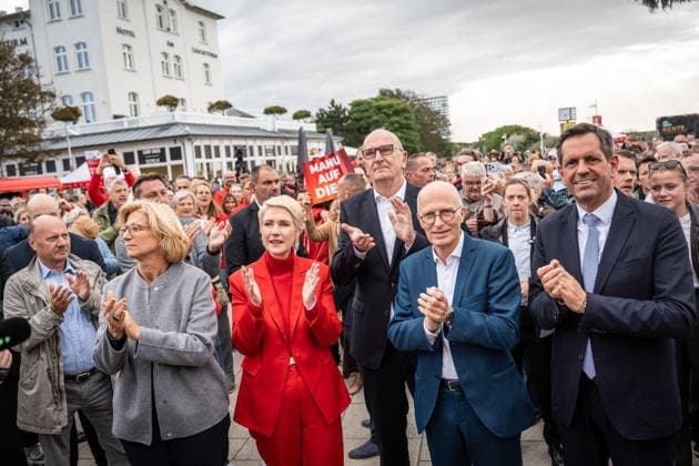 Aktuelle SPD-Ministerpräsidenten Olaf Lies, Anke, Rehlinger, Manuela Schwesig, Dietmar Woidke und Hamnburgs Erster Bürgermeister Peter Tschentscher gemeinsam in Warnemünde;Abschlusskundgebung der SPD am Leuchtturm von Warnemünde zur Landtagswahl in Mecklenburg-Vorpommern, Rostock-Warnemünde Mecklenburg-Vorpommern Deutschland Leuchtturm