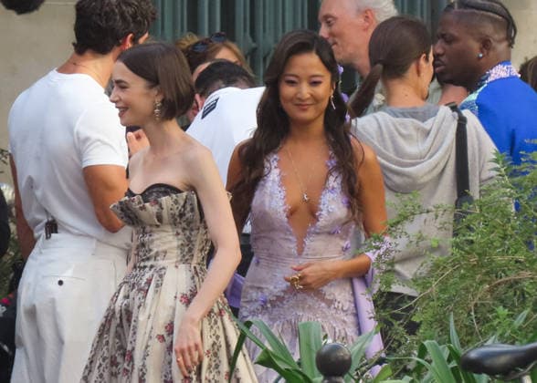 Exclu - Emily in Paris Set - Paris Exclusive - Lily Collins and Lily Collins during the filming of Emily in Paris in Paris, France on September 18, 2026. Photo by ABACAPRESS.COM Paris France  Copyright: xABACAx