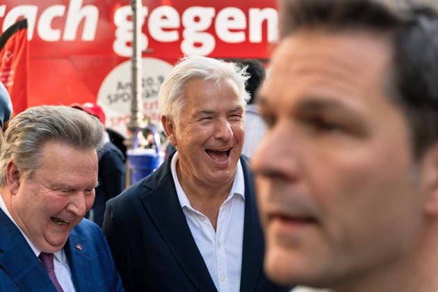 Berlin,18.09.2026, Wahlkampfabschluss der Berliner SPD mit Steffen Krach zur bevorstehenden Wahl zum Abgeordnetenhaus am 20.09.2026 am Stuttgarter Platz Wilmersdorfer Straße,Klaus Wowereit sowie Michael Ludwig (SPÖ), Bürgermeister und Landeshauptmann von Wien sind zu sehen