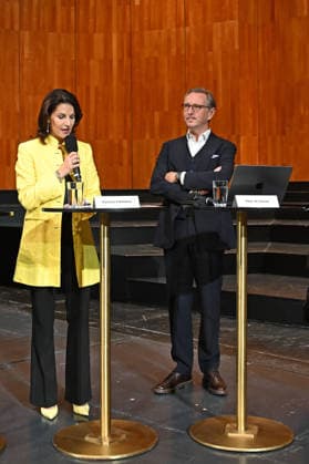 Pressekonferenz zur Vorstellung des designierten Intendanten der Salzburger Festpiele im Grossen festspielhaus in Salzburg, fotografiert am 18.09.26. Das Bild zeigt die Landeshauptfrau des östereichischen Bundeslandes Salzburg, Karoline Edtstadler und den designierten Intendanten (ab 1.1.2027) der Salzburger Festspiele, den Belgier Peter de Caluwe 2026 - Pressekonferenz zur Vorstellung des designierten Intendanten der Salzburger Festpiele im Grossen festspielhaus in Salzburg, am 18.09.26