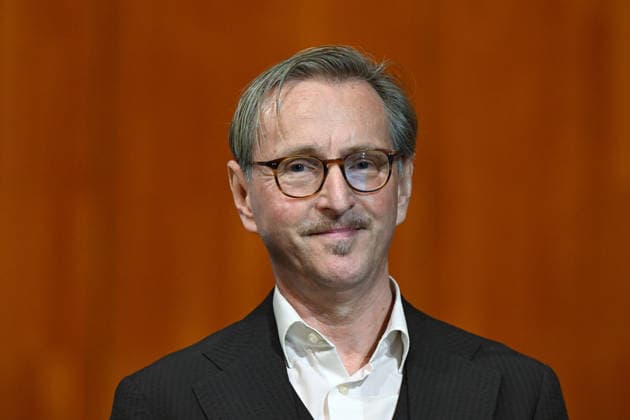 Pressekonferenz zur Vorstellung des designierten Intendanten der Salzburger Festpiele im Grossen festspielhaus in Salzburg, fotografiert am 18.09.26. Das Bild zeigt den designierten Intendanten (ab 1.1.2027) der Salzburger Festspiele, den Belgier Peter de Caluwe im Portrait 2026 - Pressekonferenz zur Vorstellung des designierten Intendanten der Salzburger Festpiele im Grossen festspielhaus in Salzburg, am 18.09.26