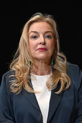 Pressekonferenz zur Vorstellung des designierten Intendanten der Salzburger Festpiele im Grossen festspielhaus in Salzburg, fotografiert am 18.09.26. Das Bild zeigt ein Portrait der Präsidentin der Salzburger Festspiele, Kristina Hammer, die neuerlich für mehrere Jahre in ihr Amt gewählt wurde, 2026 - Pressekonferenz zur Vorstellung des designierten Intendanten der Salzburger Festpiele im Grossen festspielhaus in Salzburg, am 18.09.26