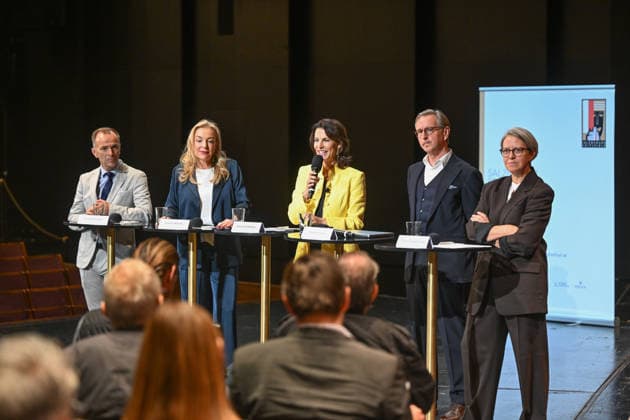 Pressekonferenz zur Vorstellung des designierten Intendanten der Salzburger Festpiele im Grossen festspielhaus in Salzburg, fotografiert am 18.09.26. Das Bild zeigt v.l.n.r.: Bürgermeister der Stadt Salzburg, Bernhard Auinger, Präsidentin der Salzburger festspiele Kristina Hammer, Landeshauptfrau des österreichischen Bundeslandes Salzburg, Karoline Edtstadler, designierter Intendant der Salzburger Festspiele, Peter de Caluwe, Leiterin der Kunst- und Kultursektion des Bundes, Theresia Niedermüller, vor Publikum 2026 - Pressekonferenz zur Vorstellung des designierten Intendanten der Salzburger Festpiele im Grossen festspielhaus in Salzburg, am 18.09.26
