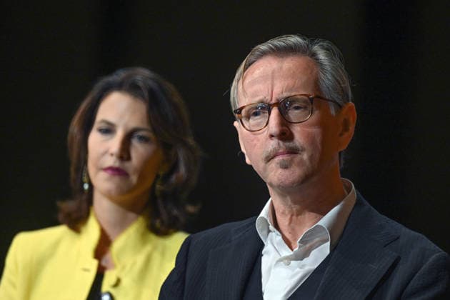 Pressekonferenz zur Vorstellung des designierten Intendanten der Salzburger Festpiele im Grossen festspielhaus in Salzburg, fotografiert am 18.09.26. Das Bild zeigt den designierten Intendanten (ab 1.1.2027) der Salzburger Festspiele, den Belgier Peter de Caluwe und im Hintergrund die Landeshauptfrau des östereichischen Bundeslandes Salzburg, Karoline Edtstadler 2026 - Pressekonferenz zur Vorstellung des designierten Intendanten der Salzburger Festpiele im Grossen festspielhaus in Salzburg, am 18.09.26