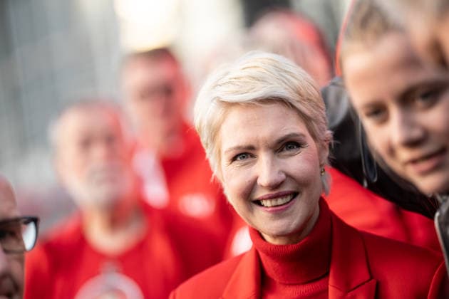 Ministerpräsidentin und SPD-Spitzenkandidatin Manuela Schwesig auf der Wahlkampfveranstaltung in Rostock-Warnemünde;Abschlusskundgebung der SPD am Leuchtturm von Warnemünde zur Landtagswahl in Mecklenburg-Vorpommern, Rostock-Warnemünde Mecklenburg-Vorpommern Deutschland Leuchtturm