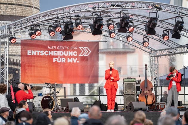 Ministerpräsidentin und SPD-Spitzenkandidatin Manuela Schwesig auf der Wahlkampfveranstaltung in Rostock-Warnemünde;Abschlusskundgebung der SPD am Leuchtturm von Warnemünde zur Landtagswahl in Mecklenburg-Vorpommern, Rostock-Warnemünde Mecklenburg-Vorpommern Deutschland Leuchtturm