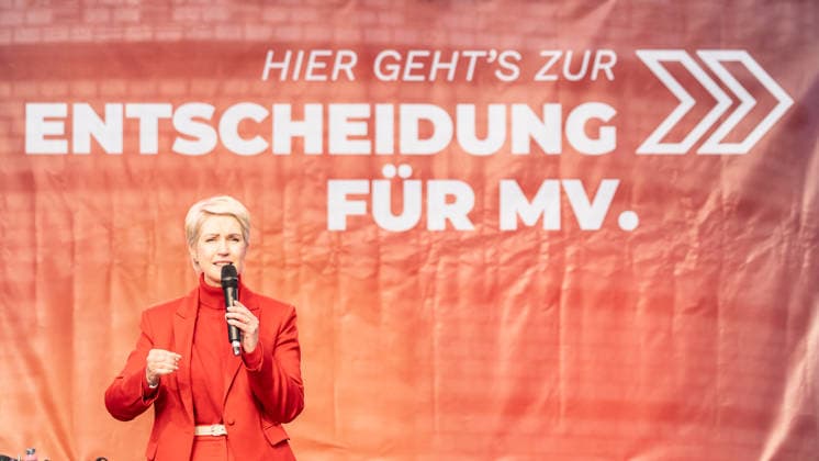 Ministerpräsidentin und SPD-Spitzenkandidatin Manuela Schwesig auf der Wahlkampfveranstaltung in Rostock-Warnemünde;Abschlusskundgebung der SPD am Leuchtturm von Warnemünde zur Landtagswahl in Mecklenburg-Vorpommern, Rostock-Warnemünde Mecklenburg-Vorpommern Deutschland Leuchtturm