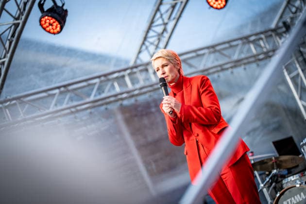 Ministerpräsidentin und SPD-Spitzenkandidatin Manuela Schwesig auf der Wahlkampfveranstaltung in Rostock-Warnemünde;Abschlusskundgebung der SPD am Leuchtturm von Warnemünde zur Landtagswahl in Mecklenburg-Vorpommern, Rostock-Warnemünde Mecklenburg-Vorpommern Deutschland Leuchtturm