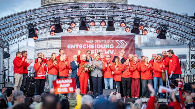 SPD-Ministerpräsidenten Olaf Lies, Anke, Rehlinger, Manuela Schwesig, Dietmar Woidke und Hamburgs Erster Bürgermeister Peter Tschentscher gemeinsam in Warnemünde;Abschlusskundgebung der SPD am Leuchtturm von Warnemünde zur Landtagswahl in Mecklenburg-Vorpommern, Rostock-Warnemünde Mecklenburg-Vorpommern Deutschland Leuchtturm