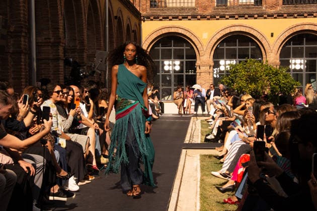 IPA88682613 - MADRID, SPAIN. SEPTEMBER 18, 2026: A model walks the runway showcasing a design by Lola Casademunt by Maite during Mercedes-Benz Fashion Week Madrid 2026 (MBFWMadrid) on September 18, 2026, in Madrid, Spain. The designer brand presented its latest collection as part of the official fashion week schedule, highlighting expressive styling, contemporary silhouettes, and meticulously crafted details throughout the runway show.  Copyright: xFrancescoxMilitelloxMirtox xx IPA88682613