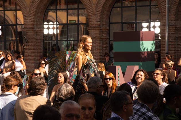IPA88682606 - MADRID, SPAIN. SEPTEMBER 18, 2026: A model walks the runway showcasing a design by Lola Casademunt by Maite during Mercedes-Benz Fashion Week Madrid 2026 (MBFWMadrid) on September 18, 2026, in Madrid, Spain. The designer brand presented its latest collection as part of the official fashion week schedule, highlighting expressive styling, contemporary silhouettes, and meticulously crafted details throughout the runway show.  Copyright: xFrancescoxMilitelloxMirtox xx IPA88682606