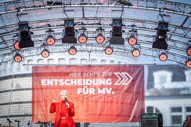 Ministerpräsidentin und SPD-Spitzenkandidatin Manuela Schwesig auf der Wahlkampfveranstaltung in Rostock-Warnemünde;Abschlusskundgebung der SPD am Leuchtturm von Warnemünde zur Landtagswahl in Mecklenburg-Vorpommern, Rostock-Warnemünde Mecklenburg-Vorpommern Deutschland Leuchtturm