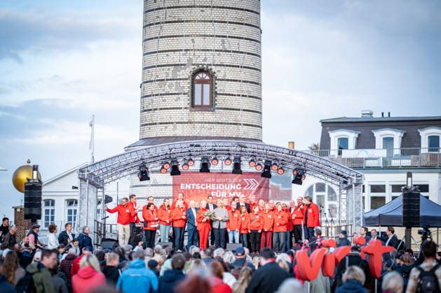 SPD-Ministerpräsidenten Olaf Lies, Anke, Rehlinger, Manuela Schwesig, Dietmar Woidke und Hamburgs Erster Bürgermeister Peter Tschentscher gemeinsam in Warnemünde;Abschlusskundgebung der SPD am Leuchtturm von Warnemünde zur Landtagswahl in Mecklenburg-Vorpommern, Rostock-Warnemünde Mecklenburg-Vorpommern Deutschland Leuchtturm