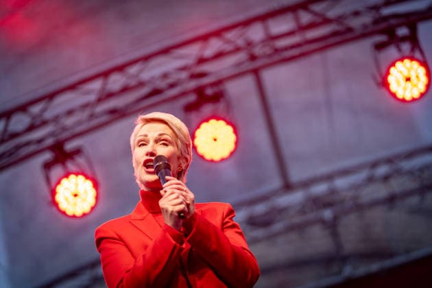 Ministerpräsidentin und SPD-Spitzenkandidatin Manuela Schwesig auf der Wahlkampfveranstaltung in Rostock-Warnemünde;Abschlusskundgebung der SPD am Leuchtturm von Warnemünde zur Landtagswahl in Mecklenburg-Vorpommern, Rostock-Warnemünde Mecklenburg-Vorpommern Deutschland Leuchtturm