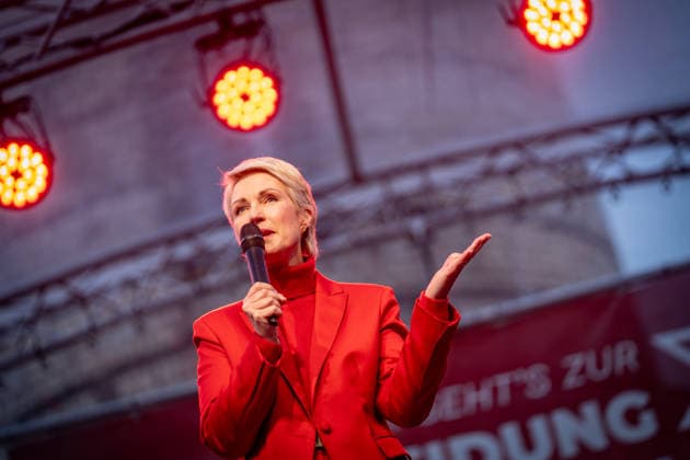 Ministerpräsidentin und SPD-Spitzenkandidatin Manuela Schwesig auf der Wahlkampfveranstaltung in Rostock-Warnemünde;Abschlusskundgebung der SPD am Leuchtturm von Warnemünde zur Landtagswahl in Mecklenburg-Vorpommern, Rostock-Warnemünde Mecklenburg-Vorpommern Deutschland Leuchtturm