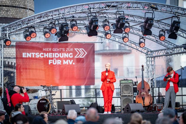 Ministerpräsidentin und SPD-Spitzenkandidatin Manuela Schwesig auf der Wahlkampfveranstaltung in Rostock-Warnemünde;Abschlusskundgebung der SPD am Leuchtturm von Warnemünde zur Landtagswahl in Mecklenburg-Vorpommern, Rostock-Warnemünde Mecklenburg-Vorpommern Deutschland Leuchtturm