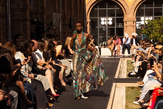 IPA88682621 - MADRID, SPAIN. SEPTEMBER 18, 2026: A model walks the runway showcasing a design by Lola Casademunt by Maite during Mercedes-Benz Fashion Week Madrid 2026 (MBFWMadrid) on September 18, 2026, in Madrid, Spain. The designer brand presented its latest collection as part of the official fashion week schedule, highlighting expressive styling, contemporary silhouettes, and meticulously crafted details throughout the runway show.  Copyright: xFrancescoxMilitelloxMirtox xx IPA88682621
