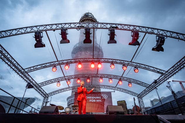 Ministerpräsidentin und SPD-Spitzenkandidatin Manuela Schwesig auf der Wahlkampfveranstaltung in Rostock-Warnemünde;Abschlusskundgebung der SPD am Leuchtturm von Warnemünde zur Landtagswahl in Mecklenburg-Vorpommern, Rostock-Warnemünde Mecklenburg-Vorpommern Deutschland Leuchtturm