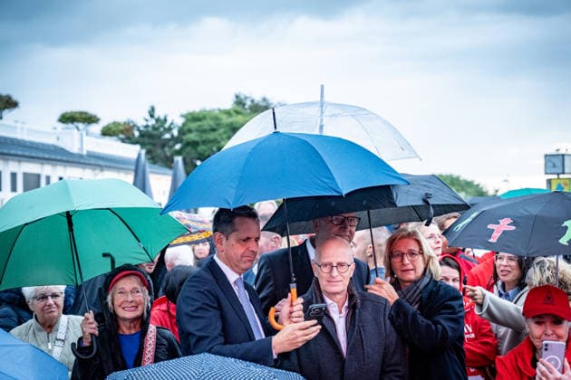 SPD-Ministerpräsidenten Olaf Lies, Anke, Rehlinger, Dietmar Woidke und Hamburgs Erster Bürgermeister Peter Tschentscher schützen sich gegenseitig mit Regenschirmen vor dem zwischenzeitlich aufgezogenen Regen;Abschlusskundgebung der SPD am Leuchtturm von Warnemünde zur Landtagswahl in Mecklenburg-Vorpommern, Rostock-Warnemünde Mecklenburg-Vorpommern Deutschland Leuchtturm