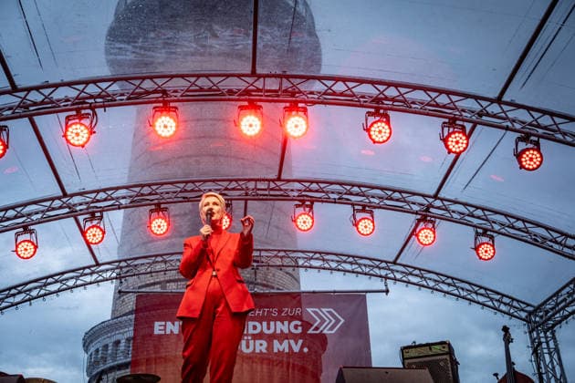 Ministerpräsidentin und SPD-Spitzenkandidatin Manuela Schwesig auf der Wahlkampfveranstaltung in Rostock-Warnemünde;Abschlusskundgebung der SPD am Leuchtturm von Warnemünde zur Landtagswahl in Mecklenburg-Vorpommern, Rostock-Warnemünde Mecklenburg-Vorpommern Deutschland Leuchtturm